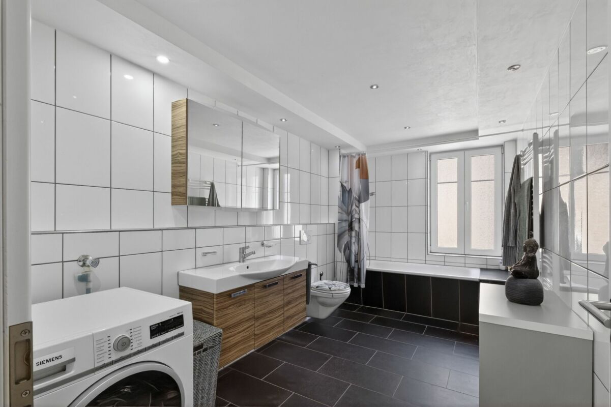 Modernes Badezimmer mit Badewanne und Waschtisch