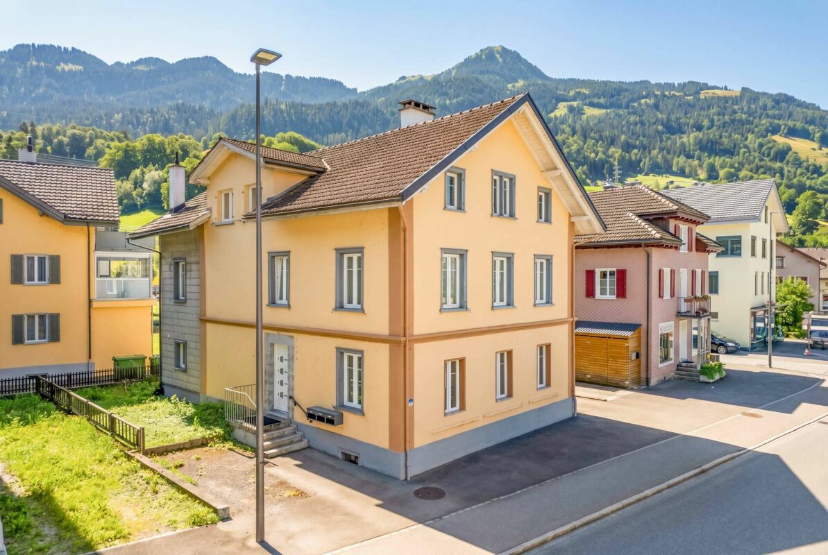 Wohnhaus mit Bergkulisse