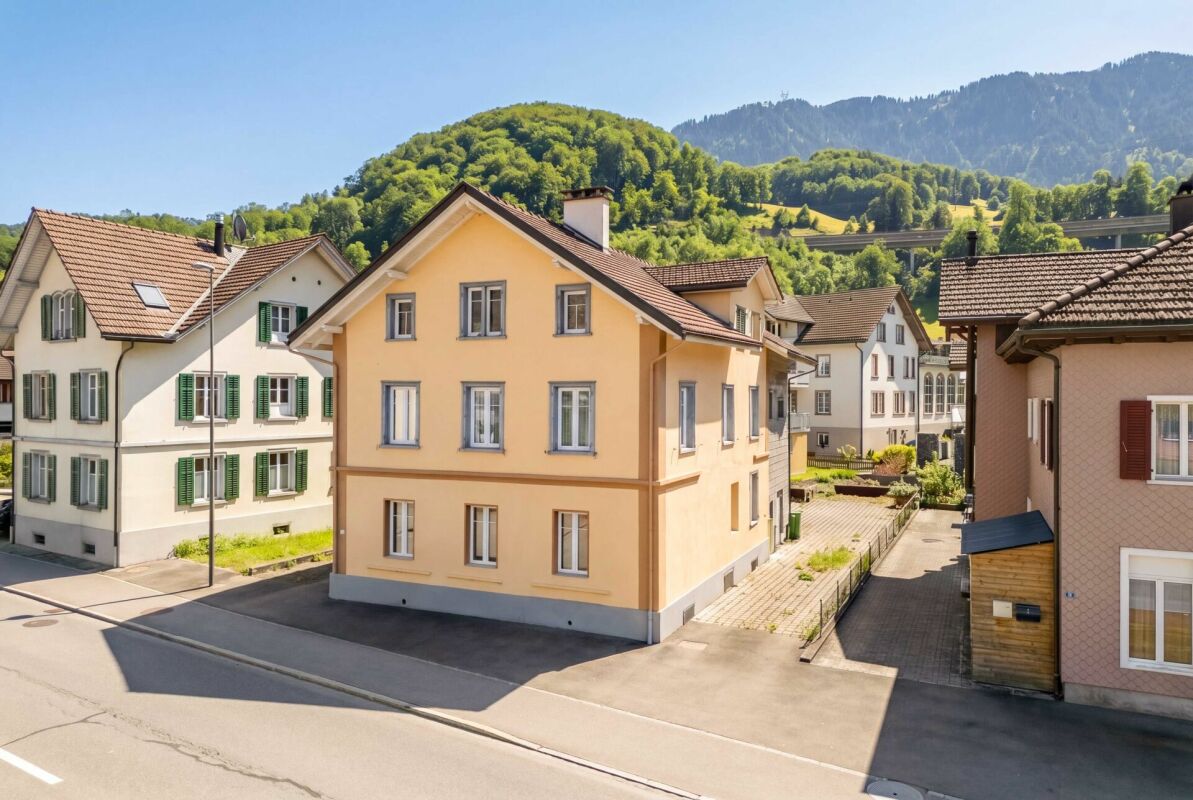 Wohnhäuser in alpiner Umgebung