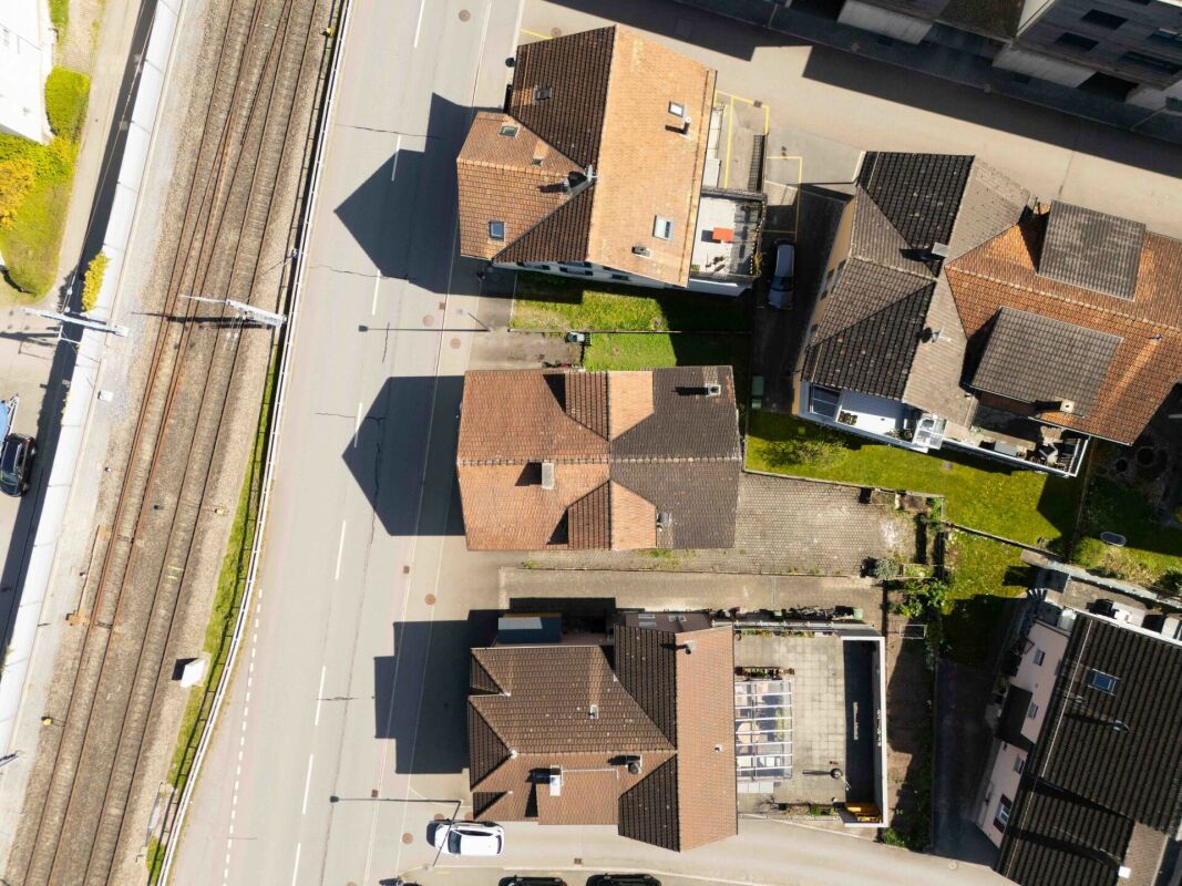 Luftaufnahme von Wohnhäusern neben Bahntrasse