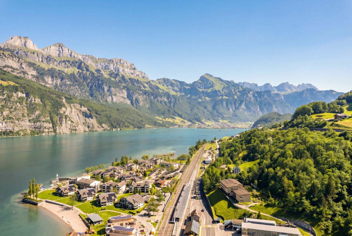 Luftaufnahme einer alpinen Seenlandschaft