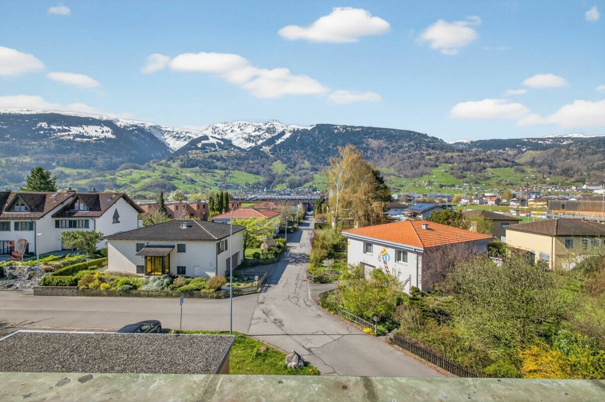 Bergblick über eine Wohnsiedlung
