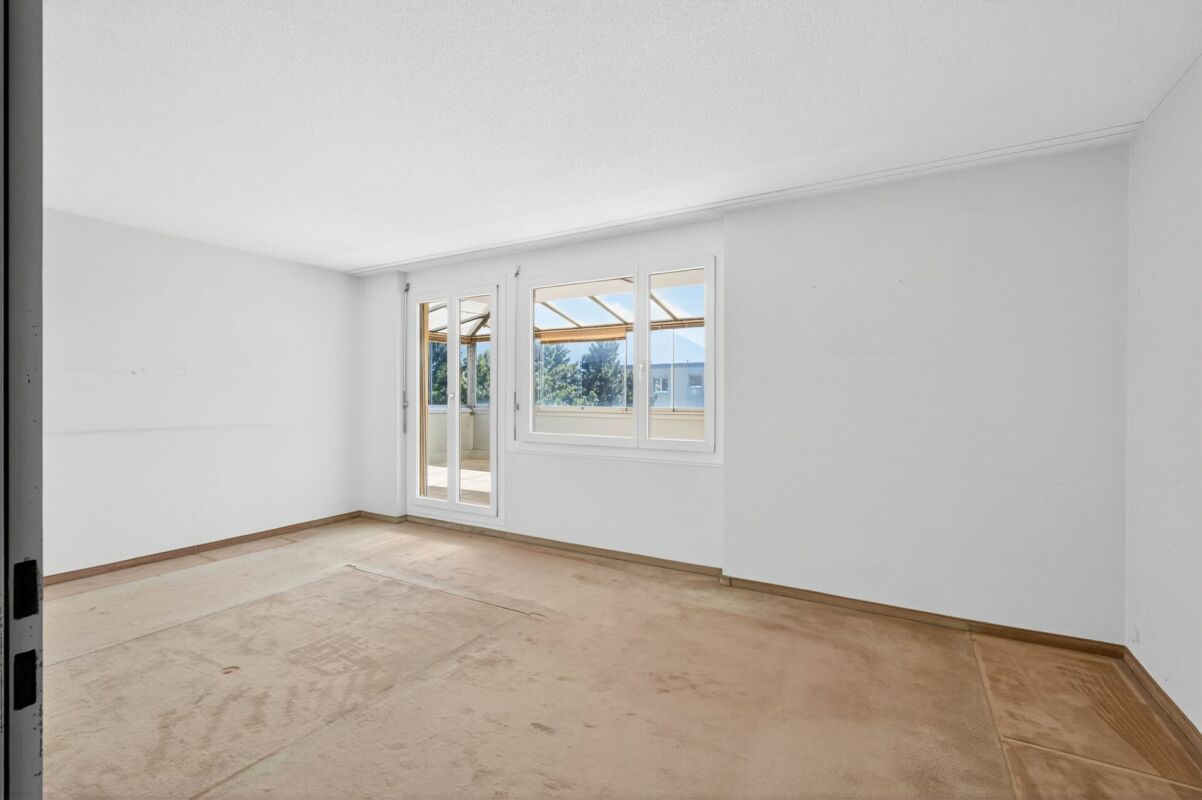 Leerer heller Raum mit Balkonzugang