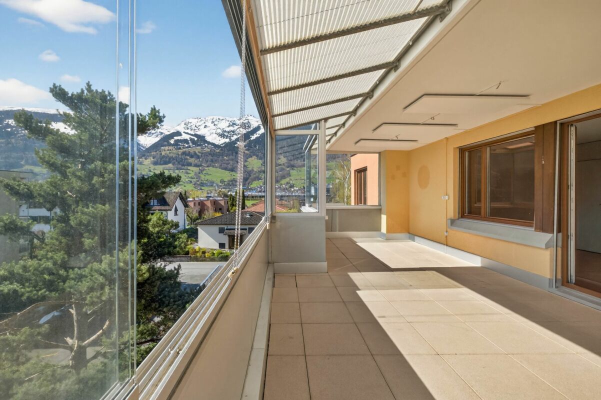 Überdachter Balkon mit Bergblick