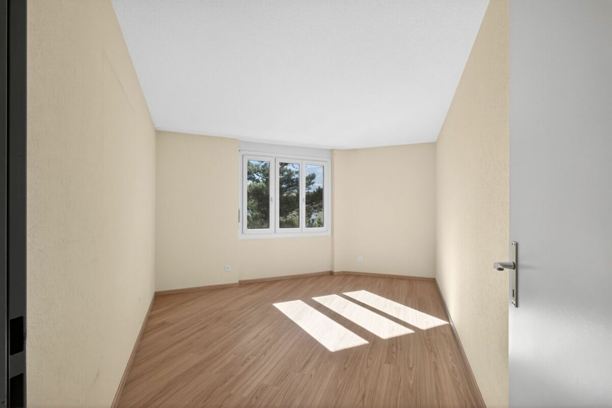 Helles leeres Zimmer mit Fenster