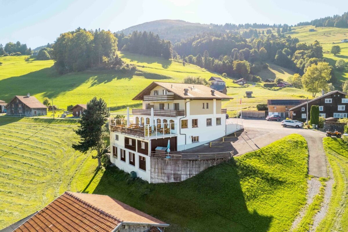 Ländliches Haus mit Berg- und Wiesenblick