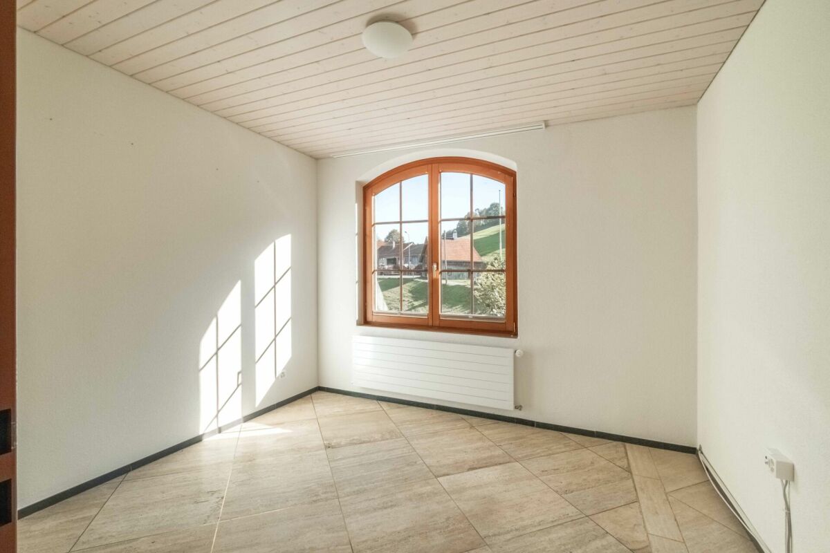 Heller leerer Raum mit Bogenfenster