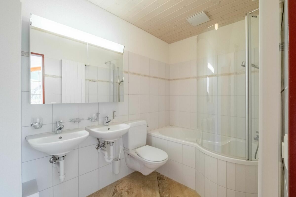 Helles Badezimmer mit Wanne und Doppelwaschbecken