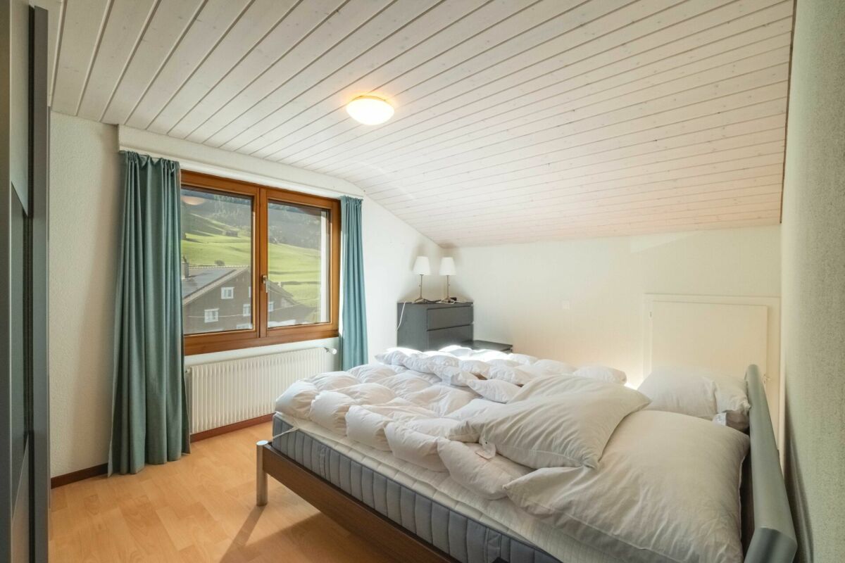 Helles Schlafzimmer mit Dachschräge und Bergblick