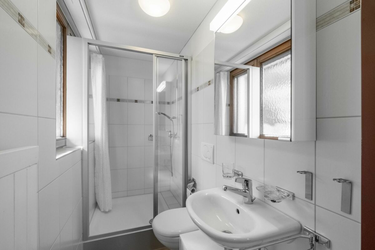 Helles Badezimmer mit Dusche und Waschbecken