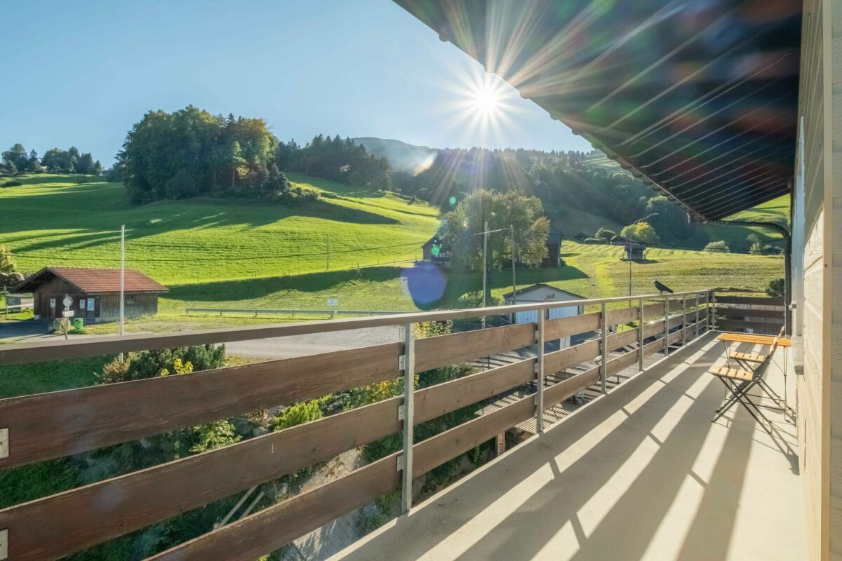 Sonniger Balkon mit Alpenblick