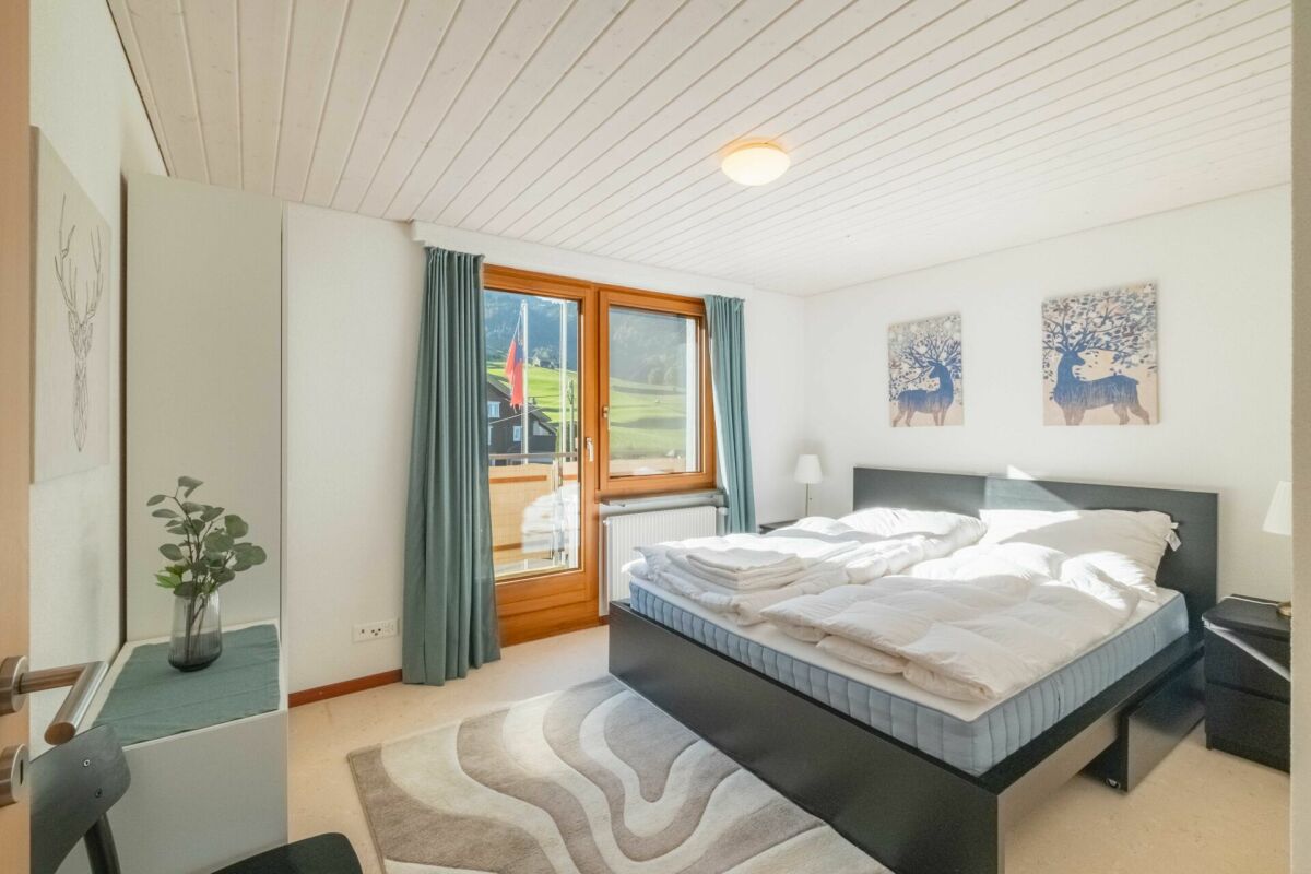 Helles Schlafzimmer mit Balkon und Bergblick