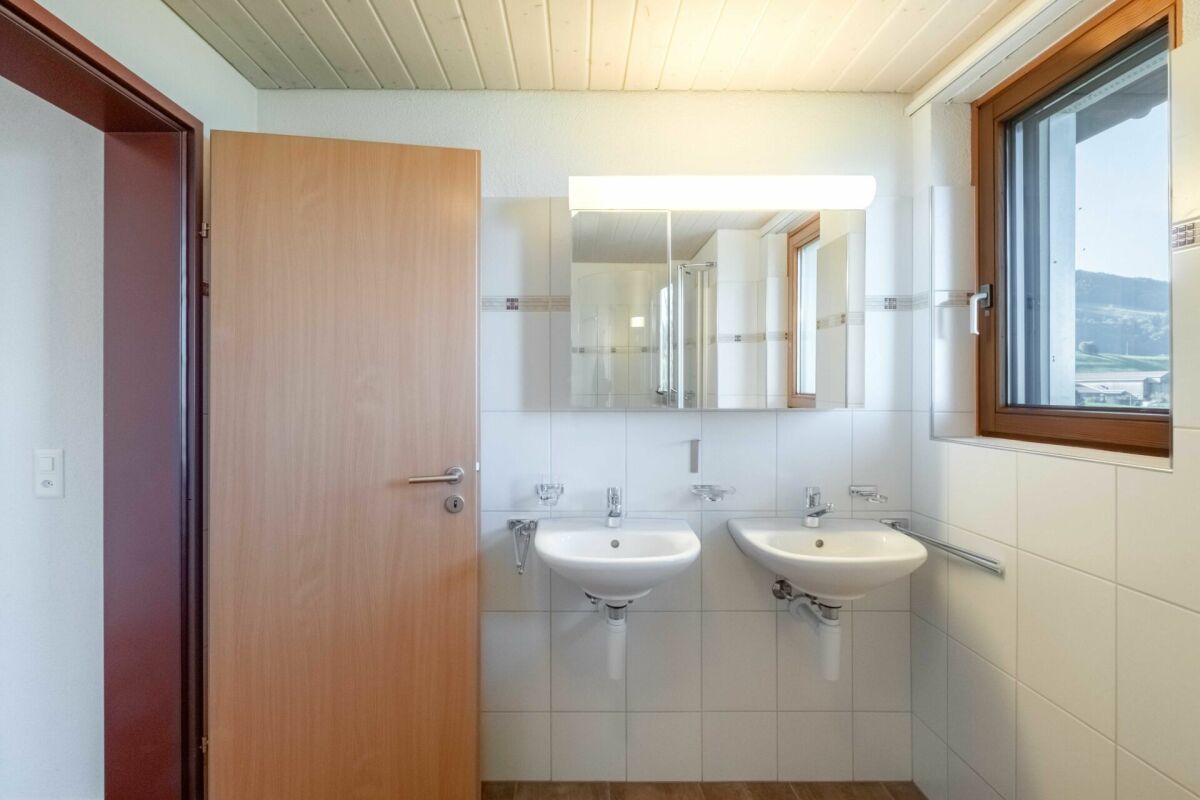 Badezimmer mit Doppelwaschbecken und Fenster