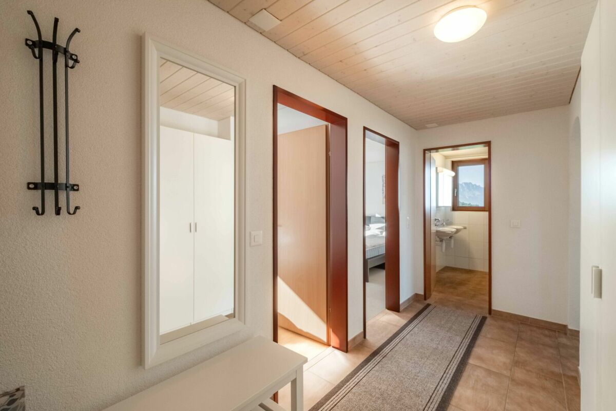 Heller Flur mit Blick ins Badezimmer