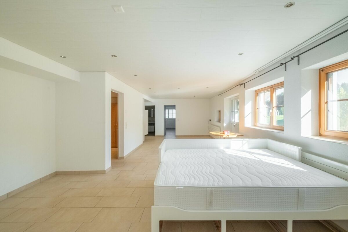 Helles Schlafzimmer mit großen Fenstern