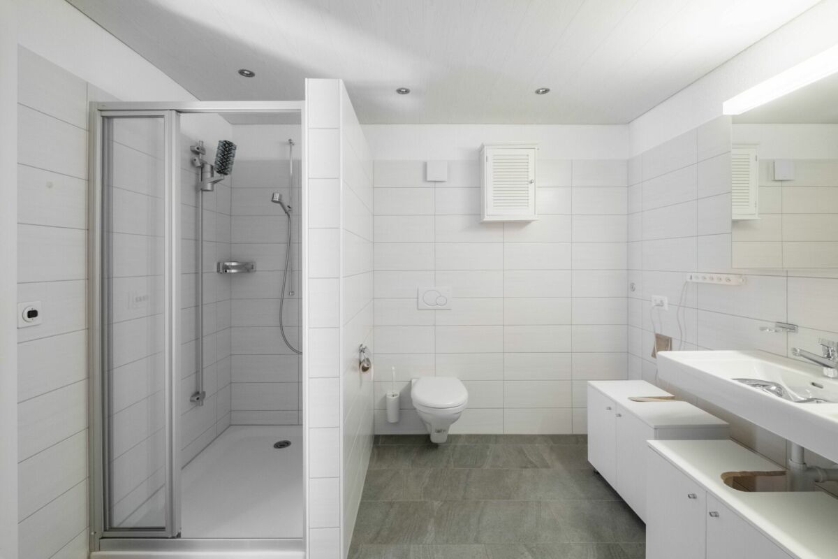 Modernes Badezimmer mit Dusche und Waschtisch