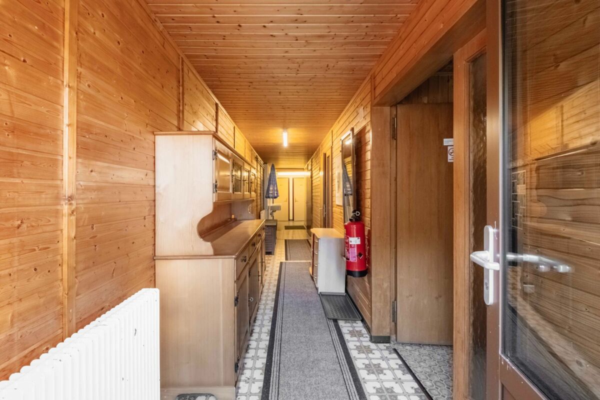 Holzvertäufter Flur mit Abstellmöbeln