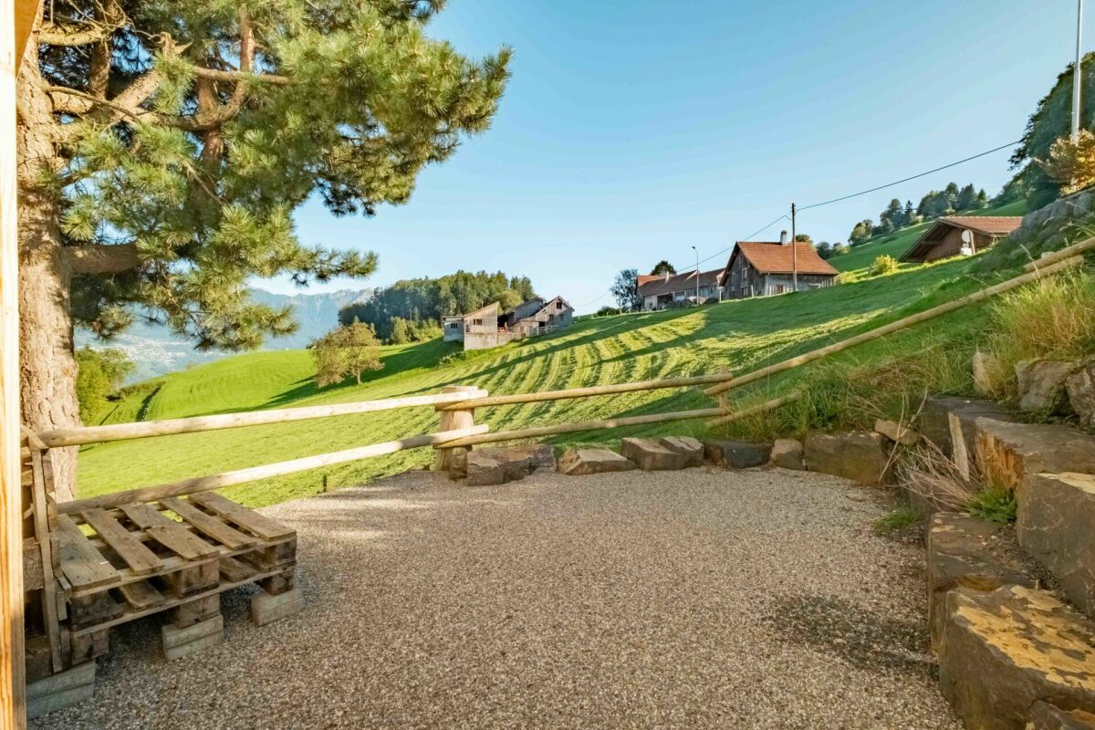 Alpine Terrasse mit Bergblick