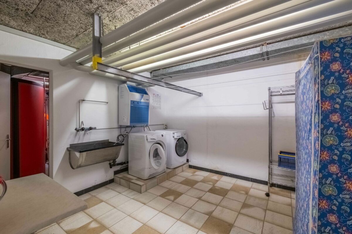 Waschkeller mit Waschmaschine und Trockner