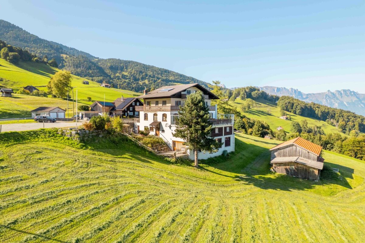 Alpenhaus mit Bergpanorama