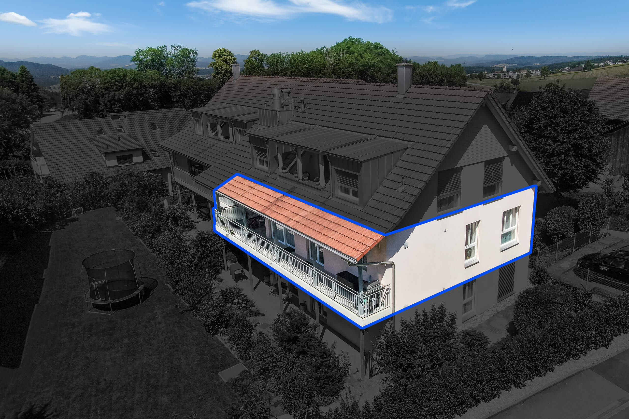 Luftaufnahme eines Wohnhauses mit Dachterrasse