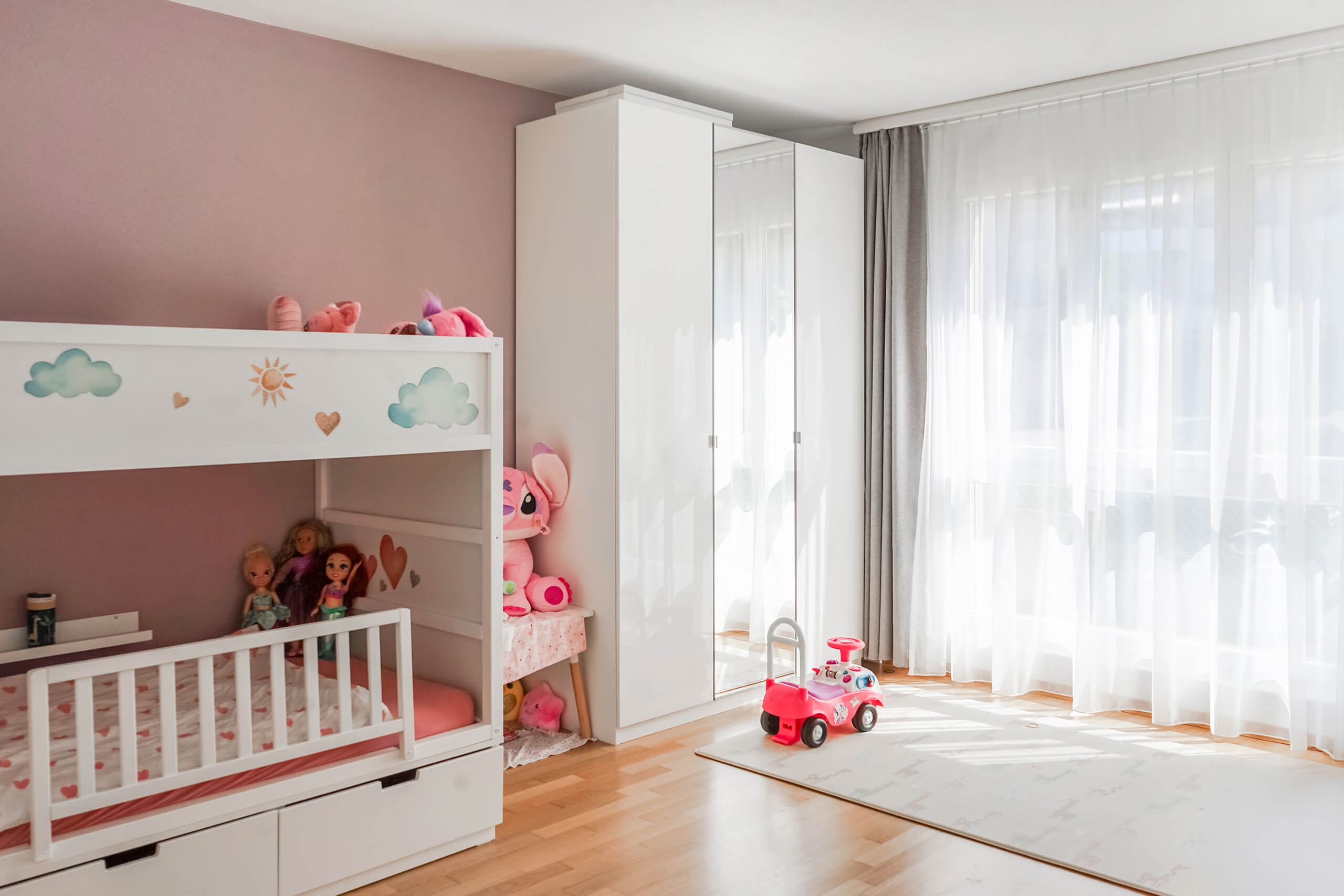 Helles Kinderzimmer mit Spielbereich