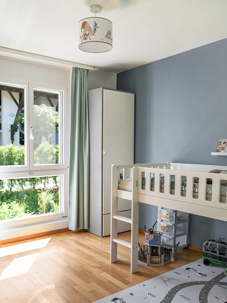 Kinderzimmer mit Hochbett und Tageslicht