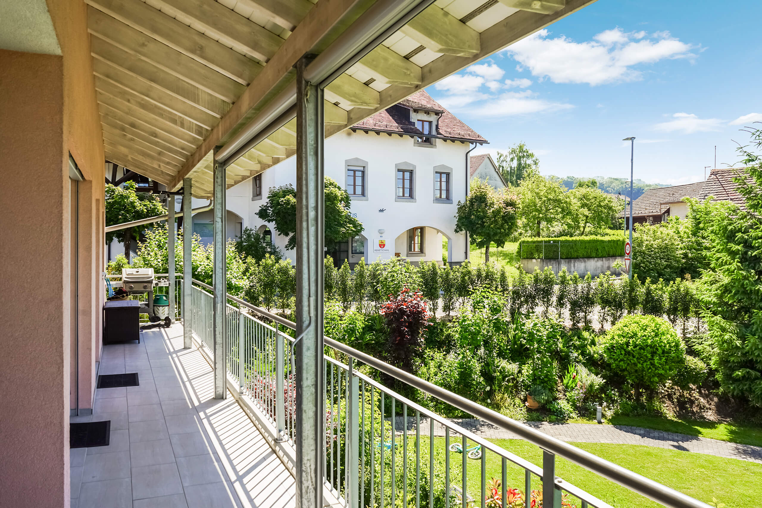 Balkon mit Blick auf Garten und Nachbarhaus