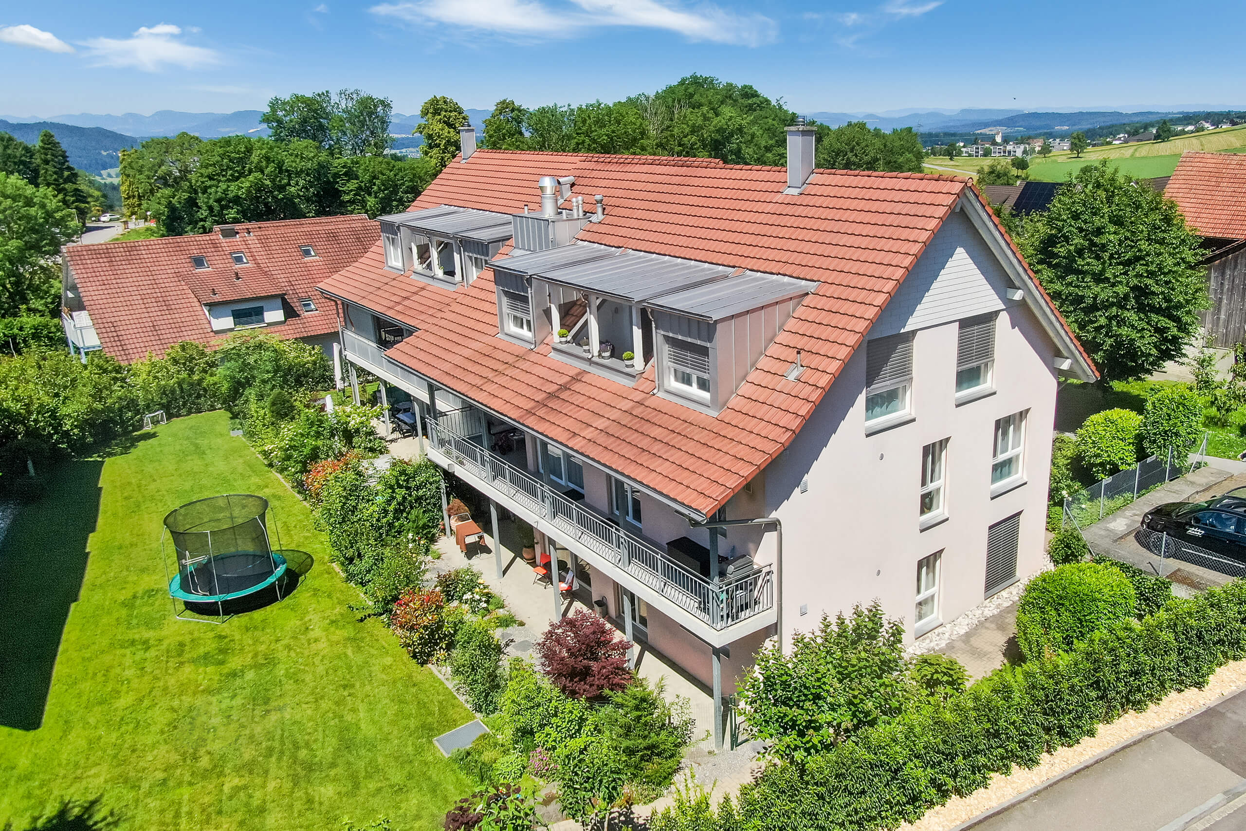 Luftaufnahme eines Wohnhauses mit Garten