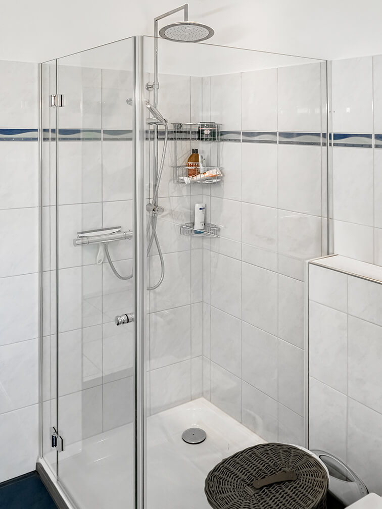 Moderne Dusche mit Glastrennwand