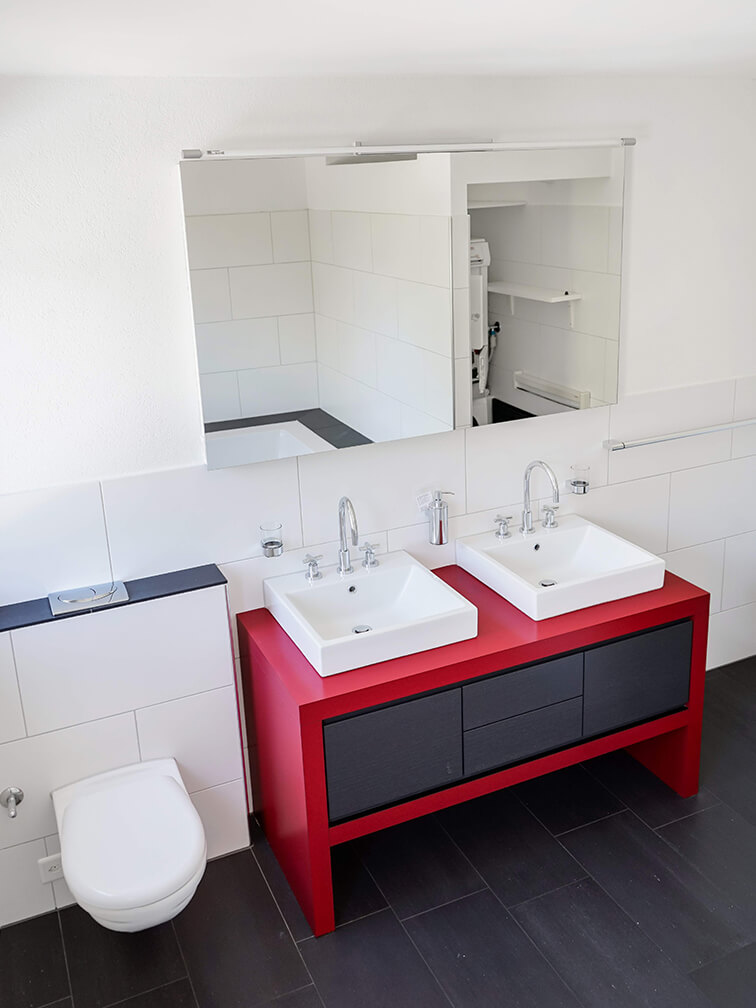 Modernes Gäste-WC mit Doppelwaschtisch