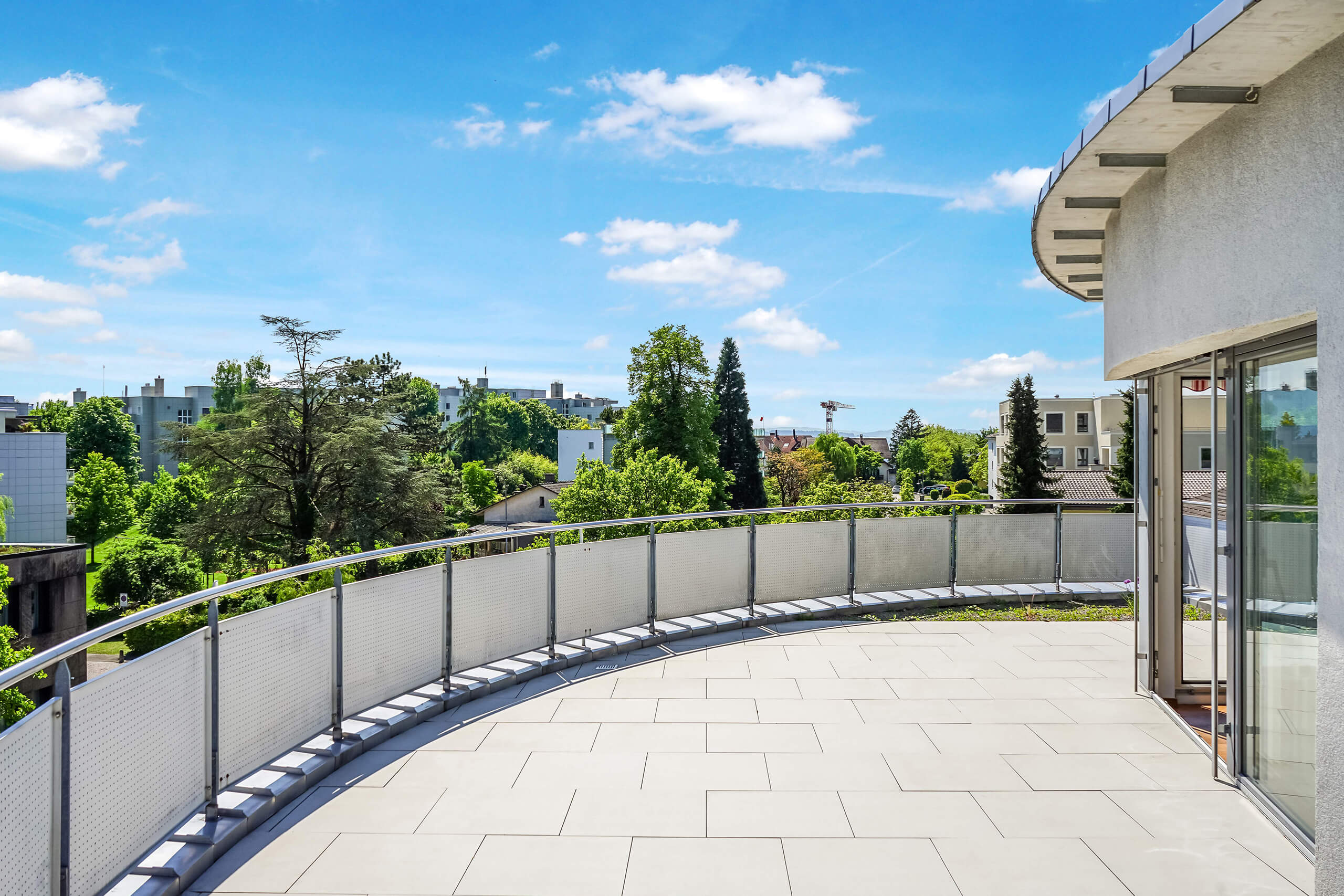 Große Dachterrasse mit Rundbalkon und Grünblick