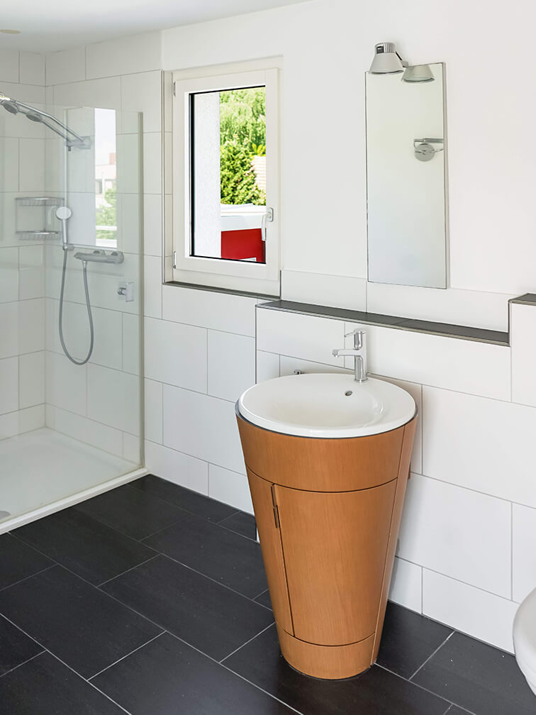Modernes Badezimmer mit Dusche und Waschtisch