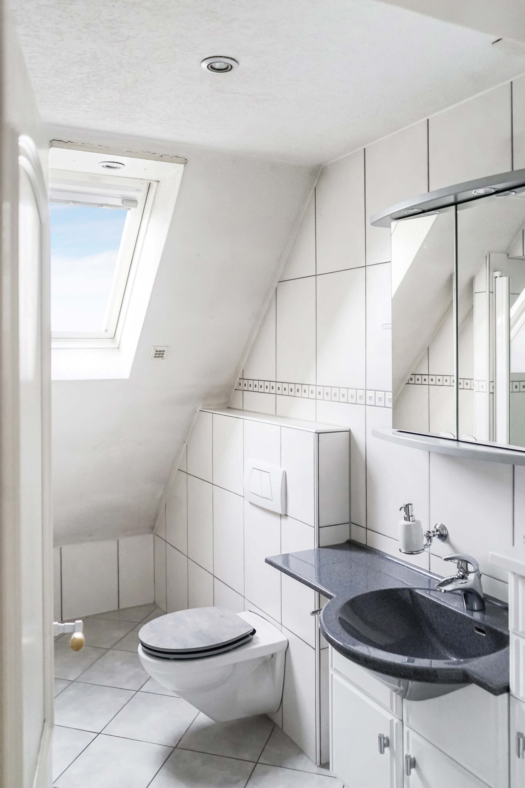 Kleines Dachgeschoss-Gäste-WC mit Tageslicht