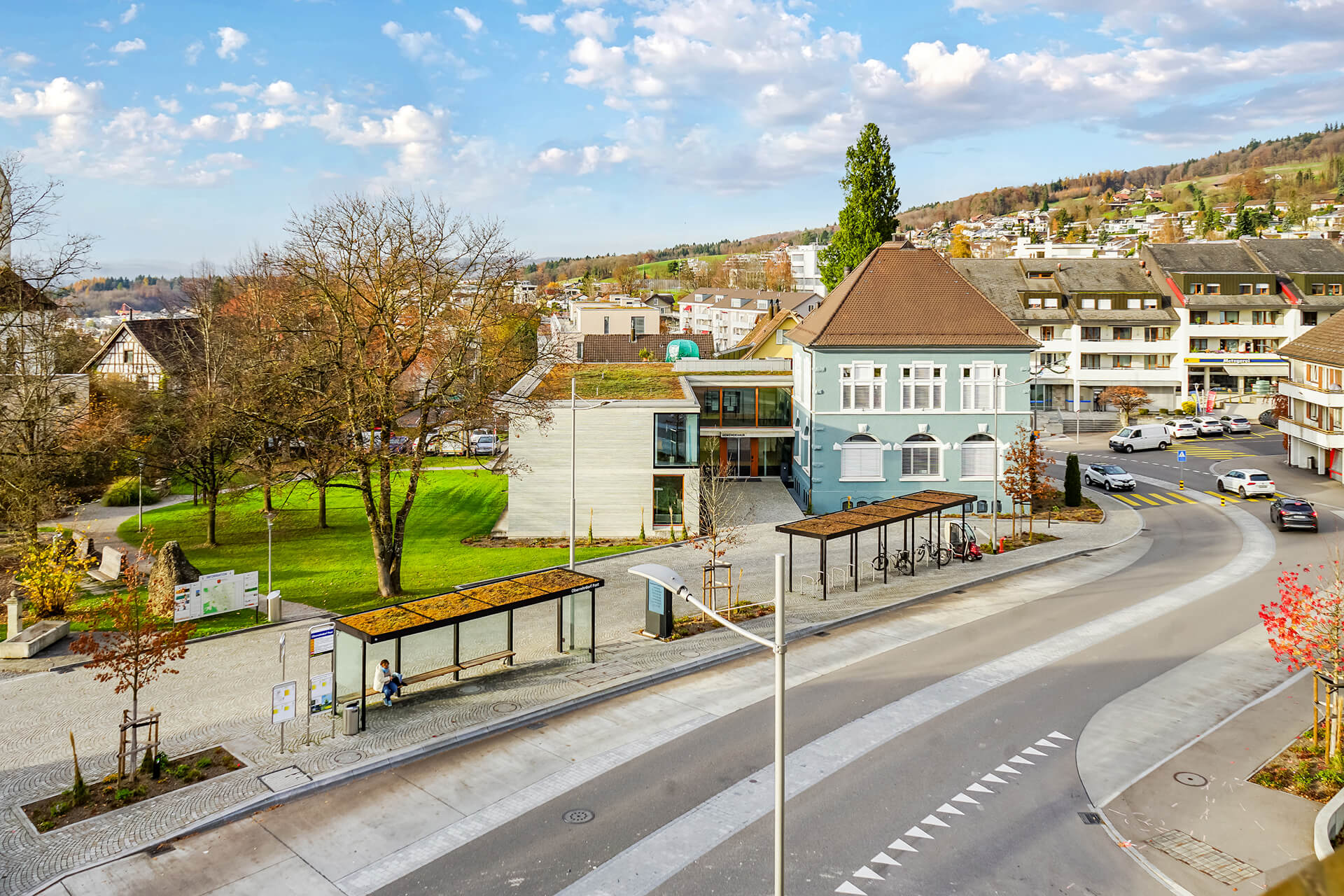 Städtische Umgebung mit Haltestelle und Grünanlage