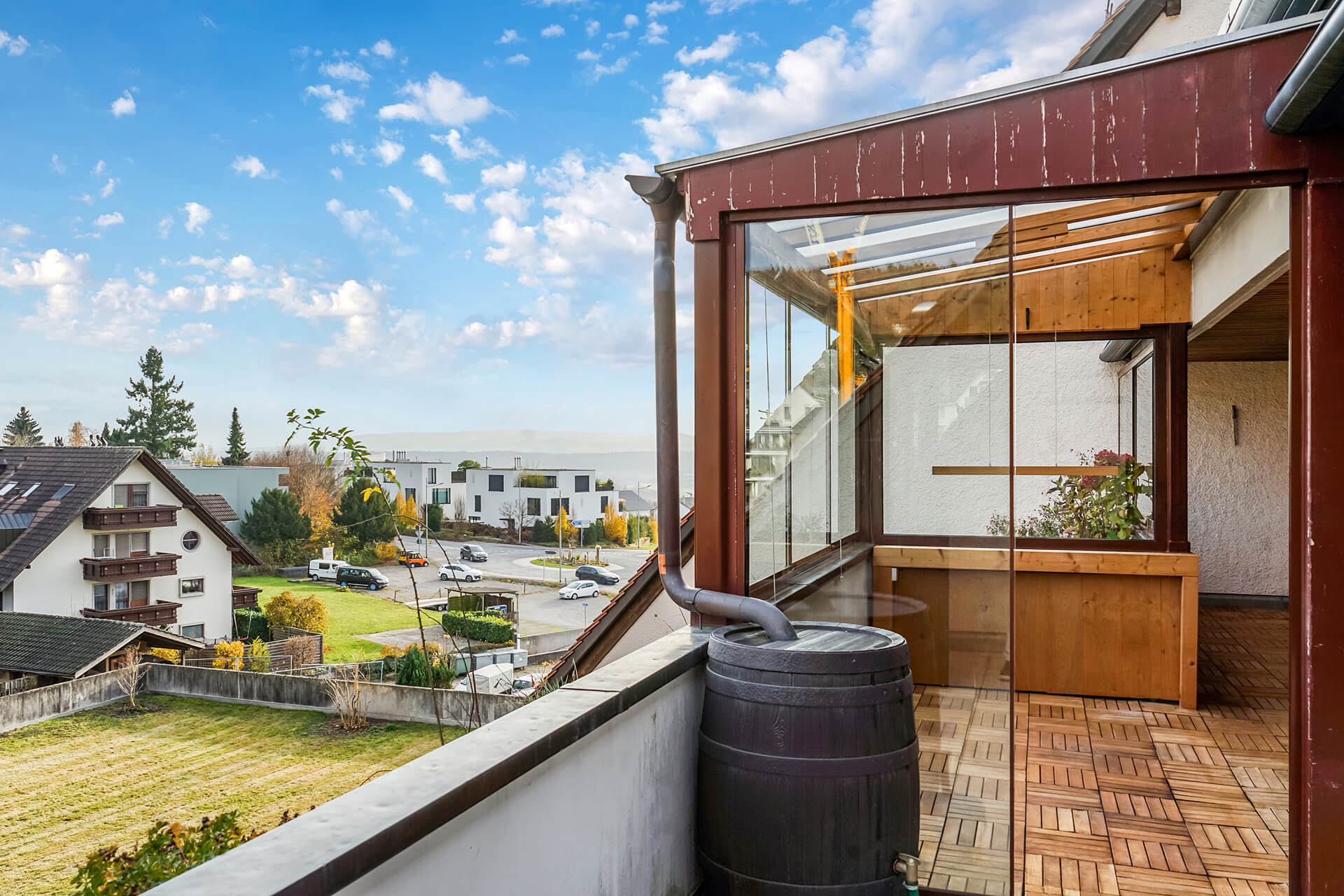 Balkon mit Glasfront und Aussicht