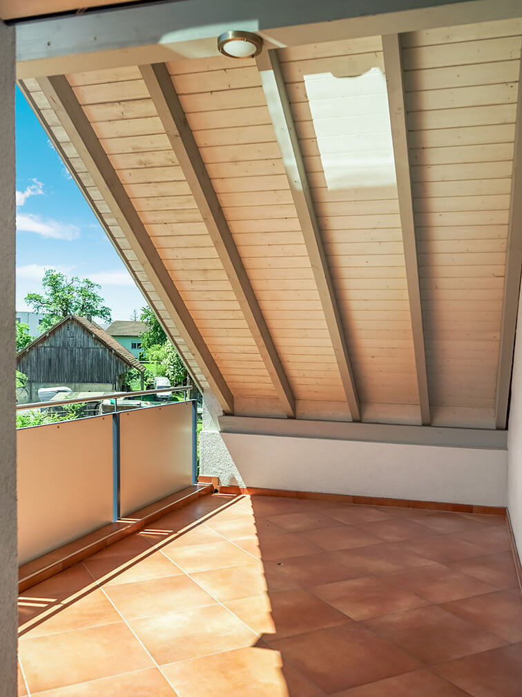 Überdachter Balkon mit Dachschräge