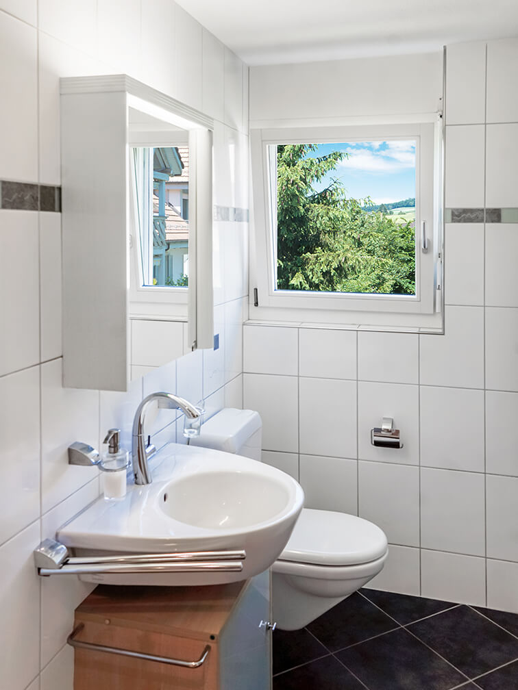 Kleines Gäste-WC mit Fenster