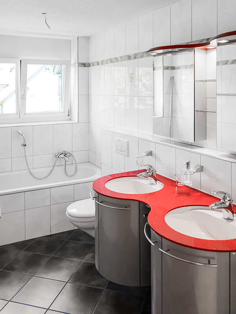 Modernes Badezimmer mit Doppelwaschtisch