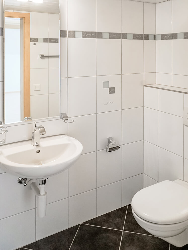 Gäste-WC mit Waschtisch und Toilette