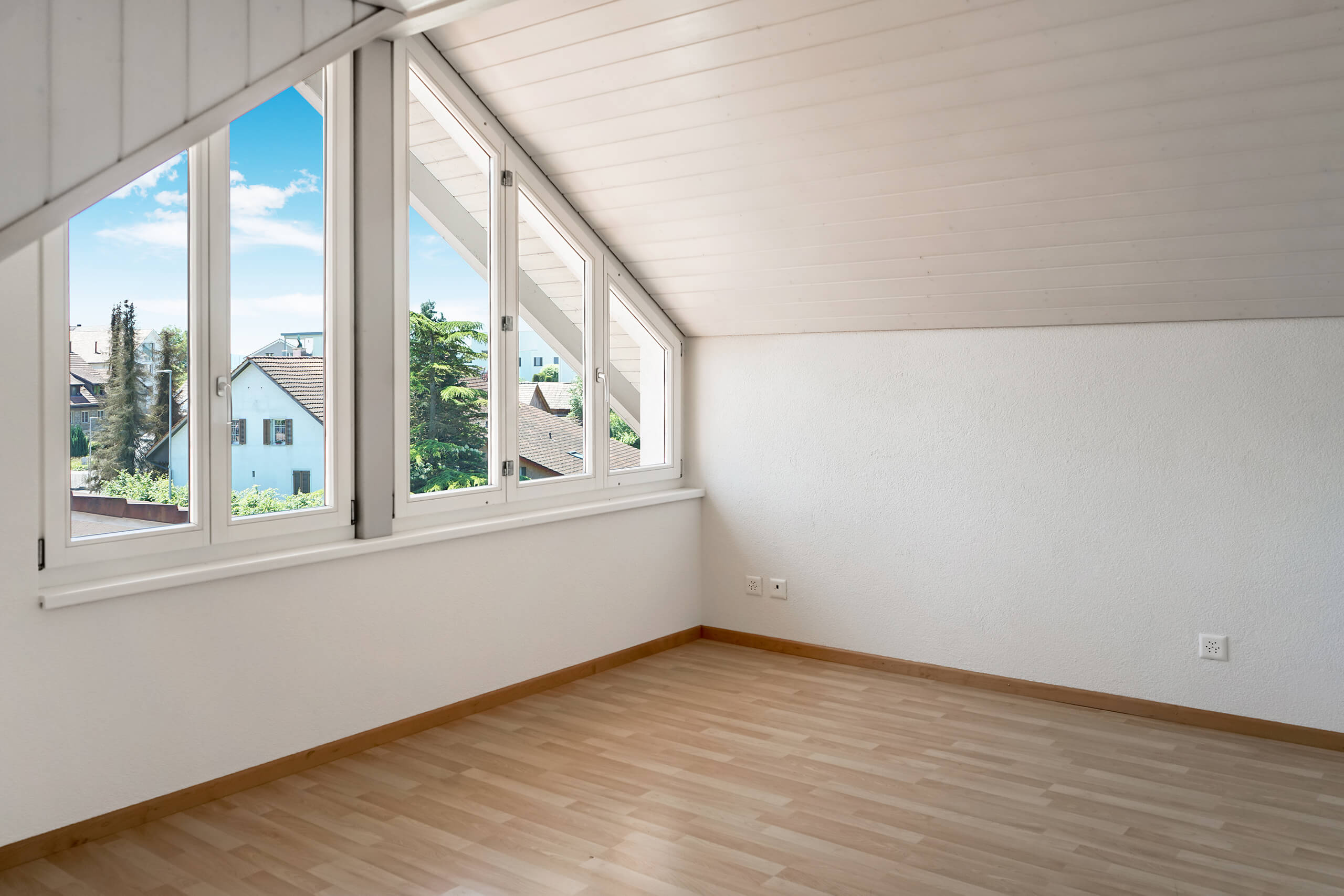 Helles Dachgeschosszimmer mit Dachfenstern