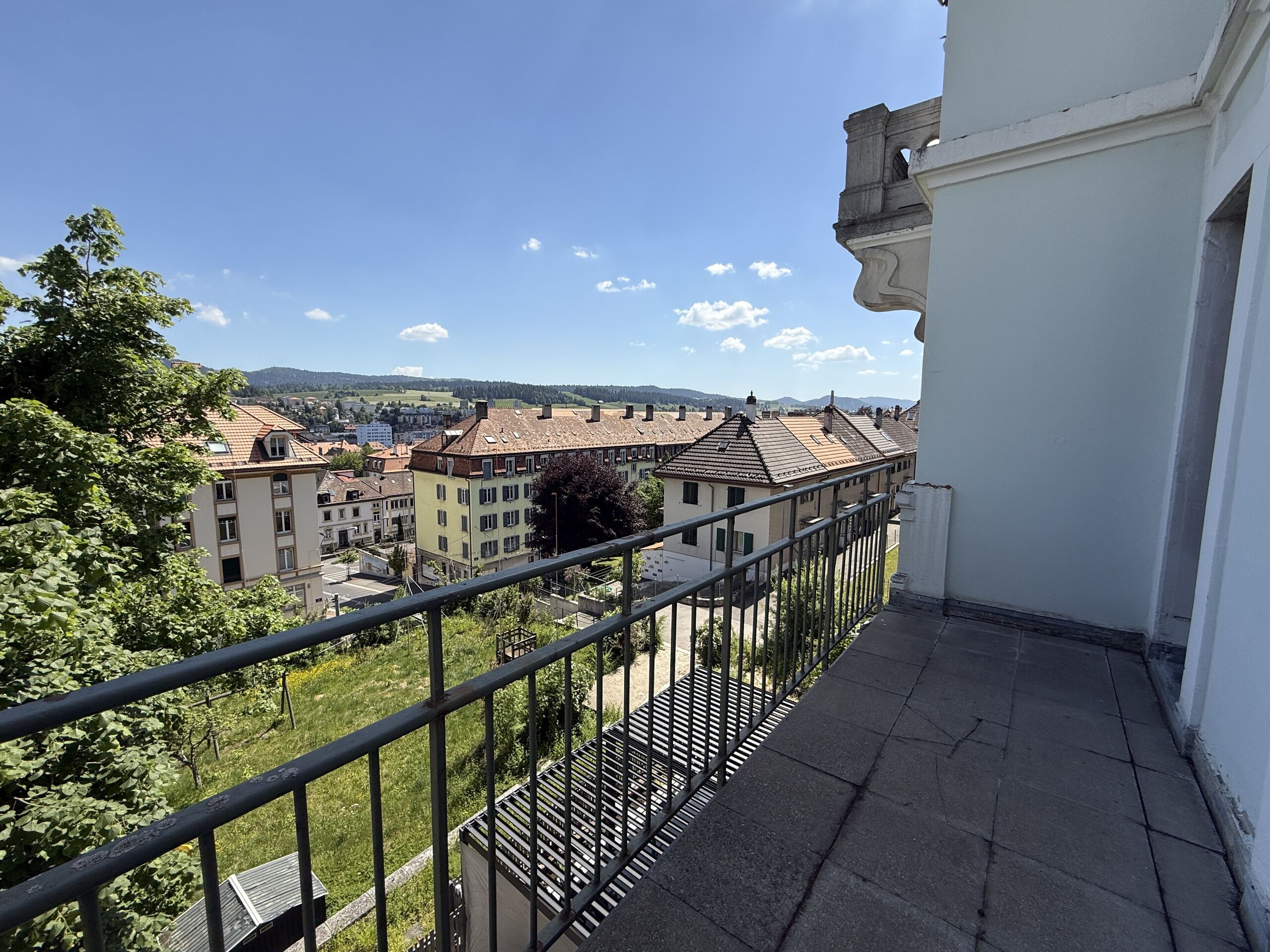 Balkon mit Stadt- und Landschaftsblick