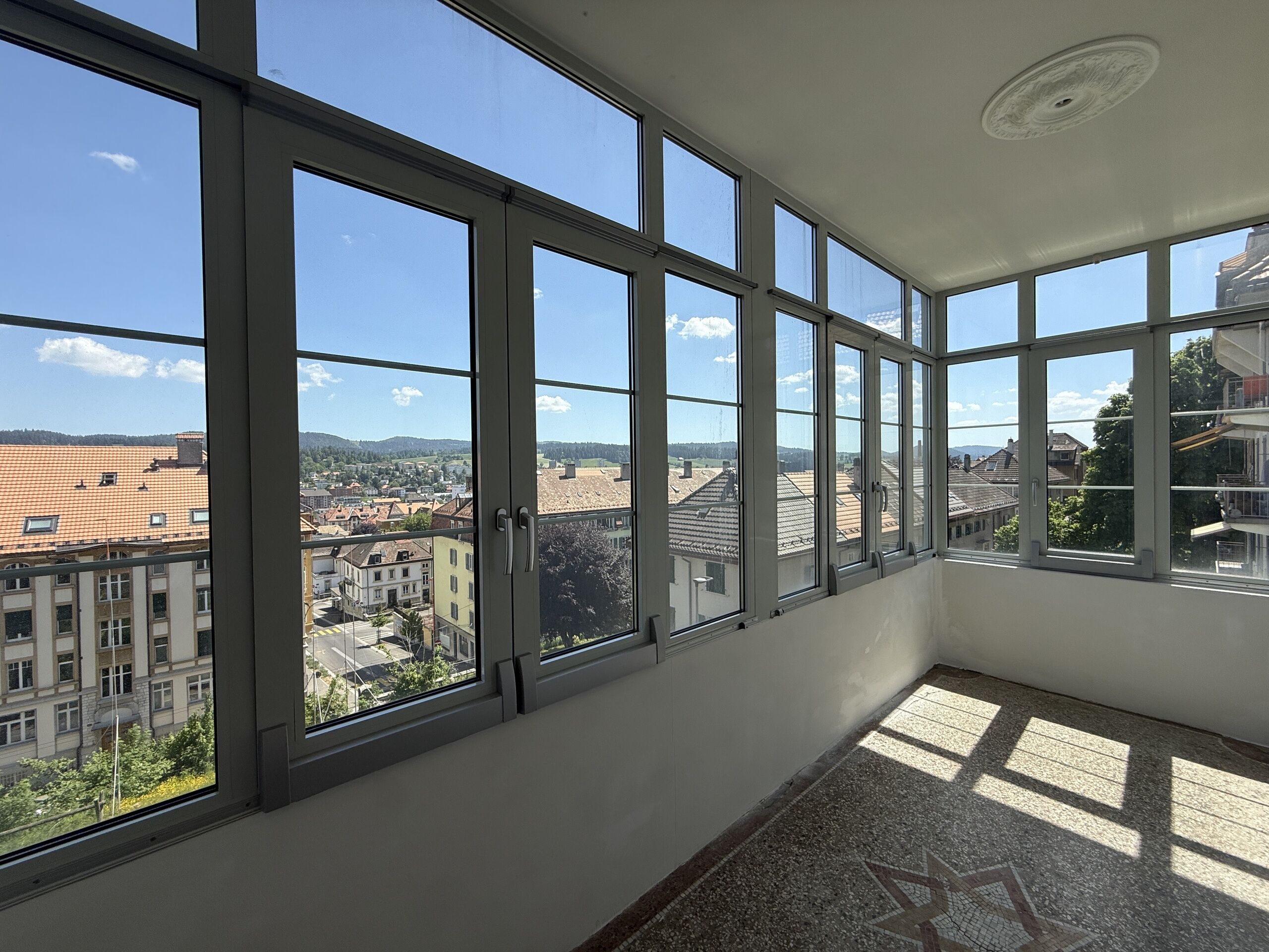 Verglaster Balkon mit Stadt- und Fernblick