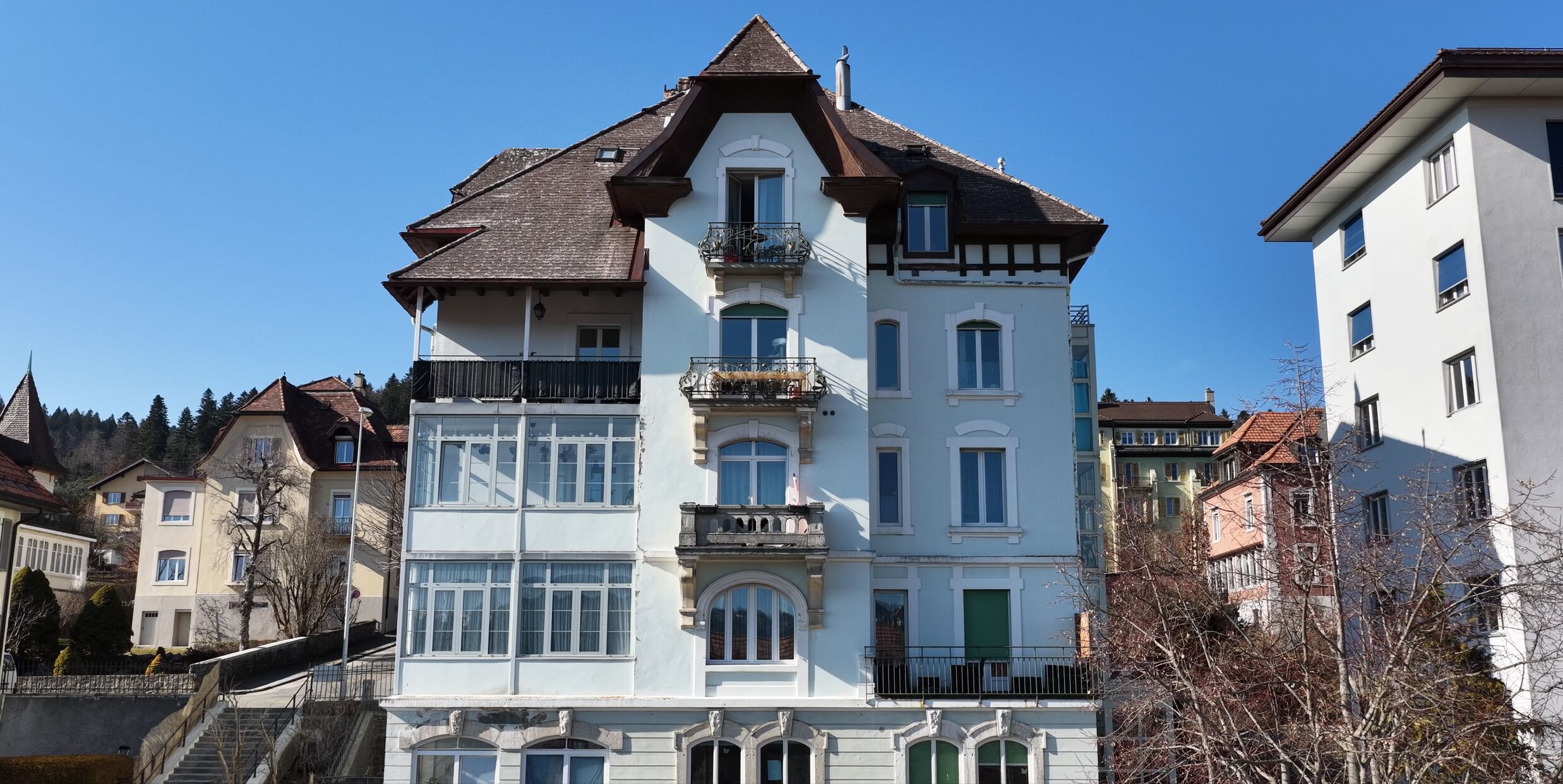 Historische Villa mit Schrägdach