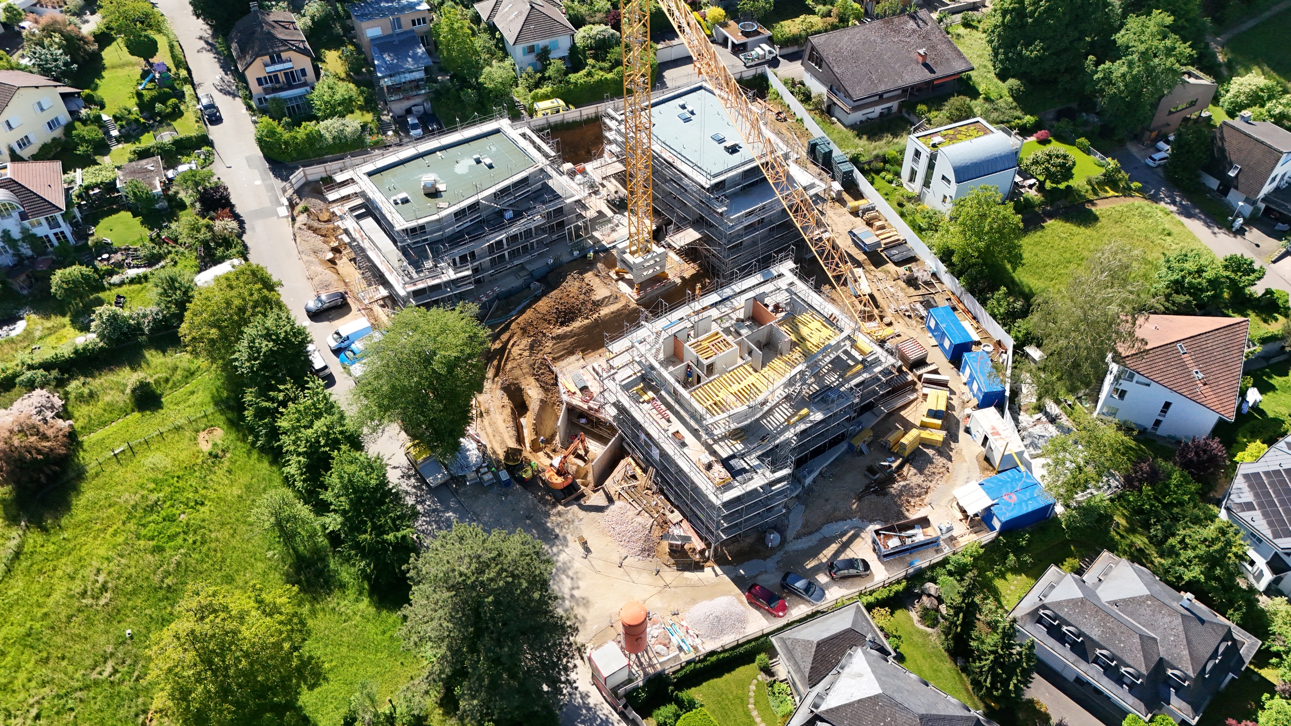 Luftaufnahme einer Baustelle mit mehreren Gebäuden