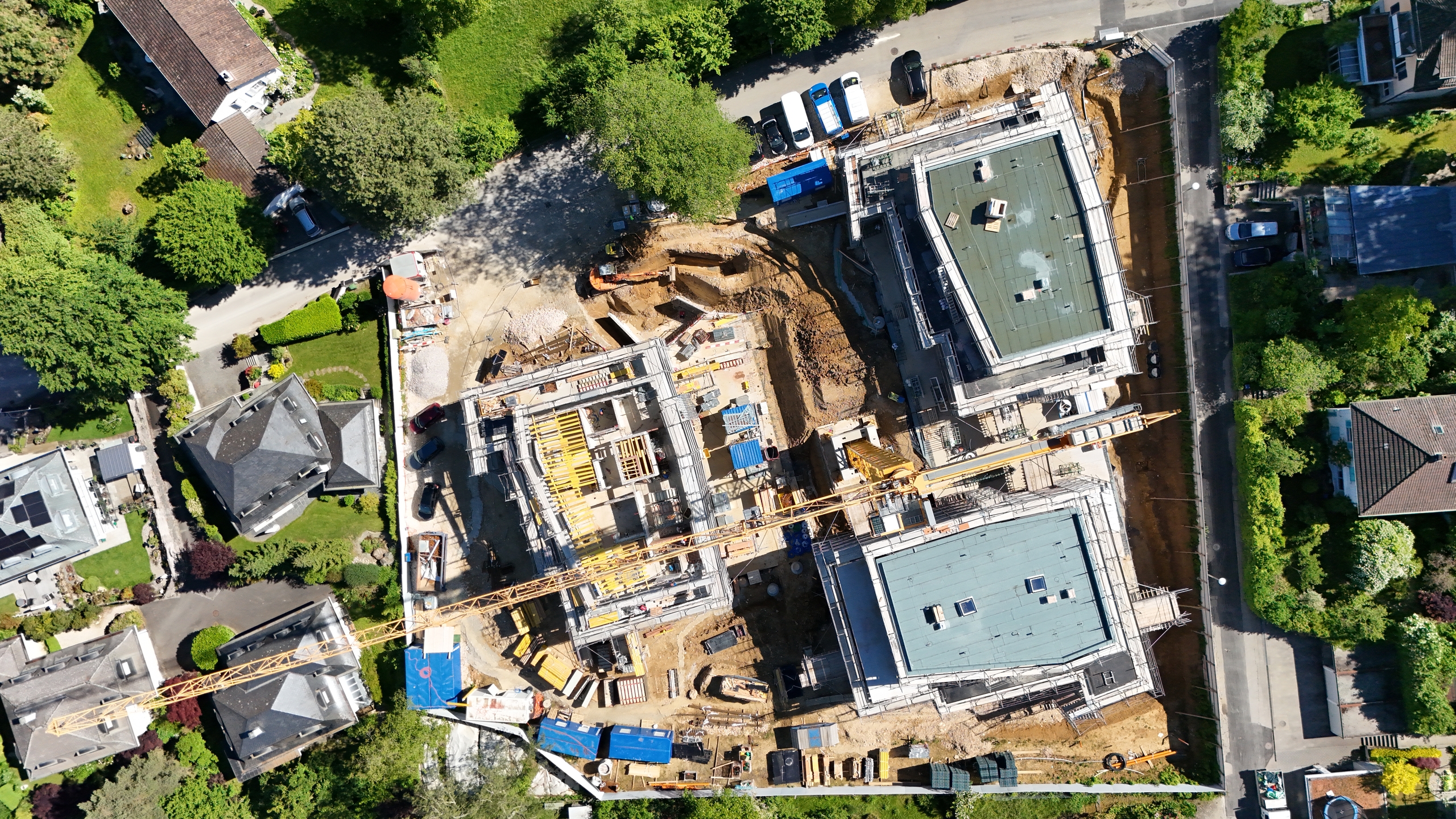 Luftaufnahme einer Baustelle in einem Wohngebiet
