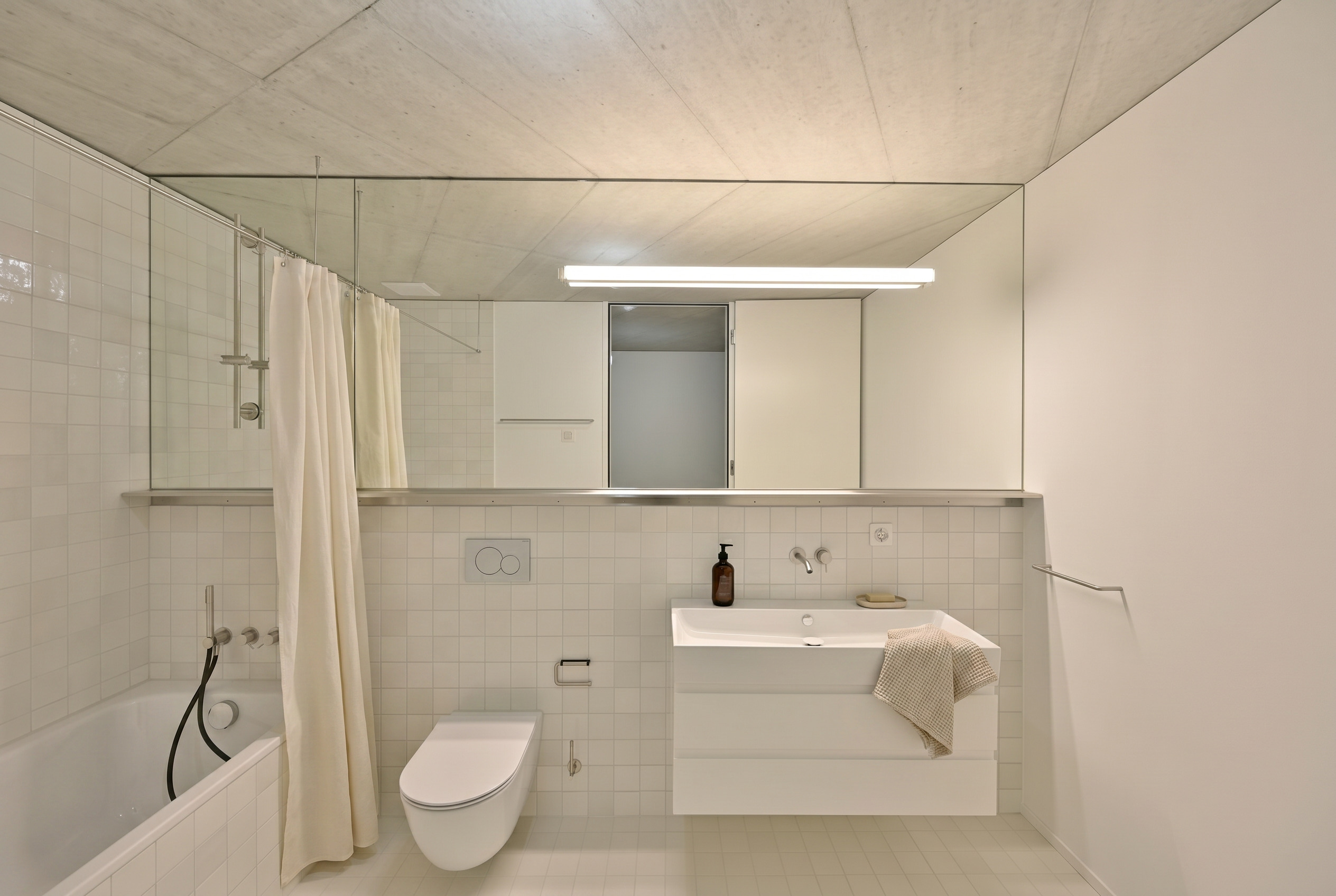 Modernes Badezimmer mit Badewanne und Waschplatz