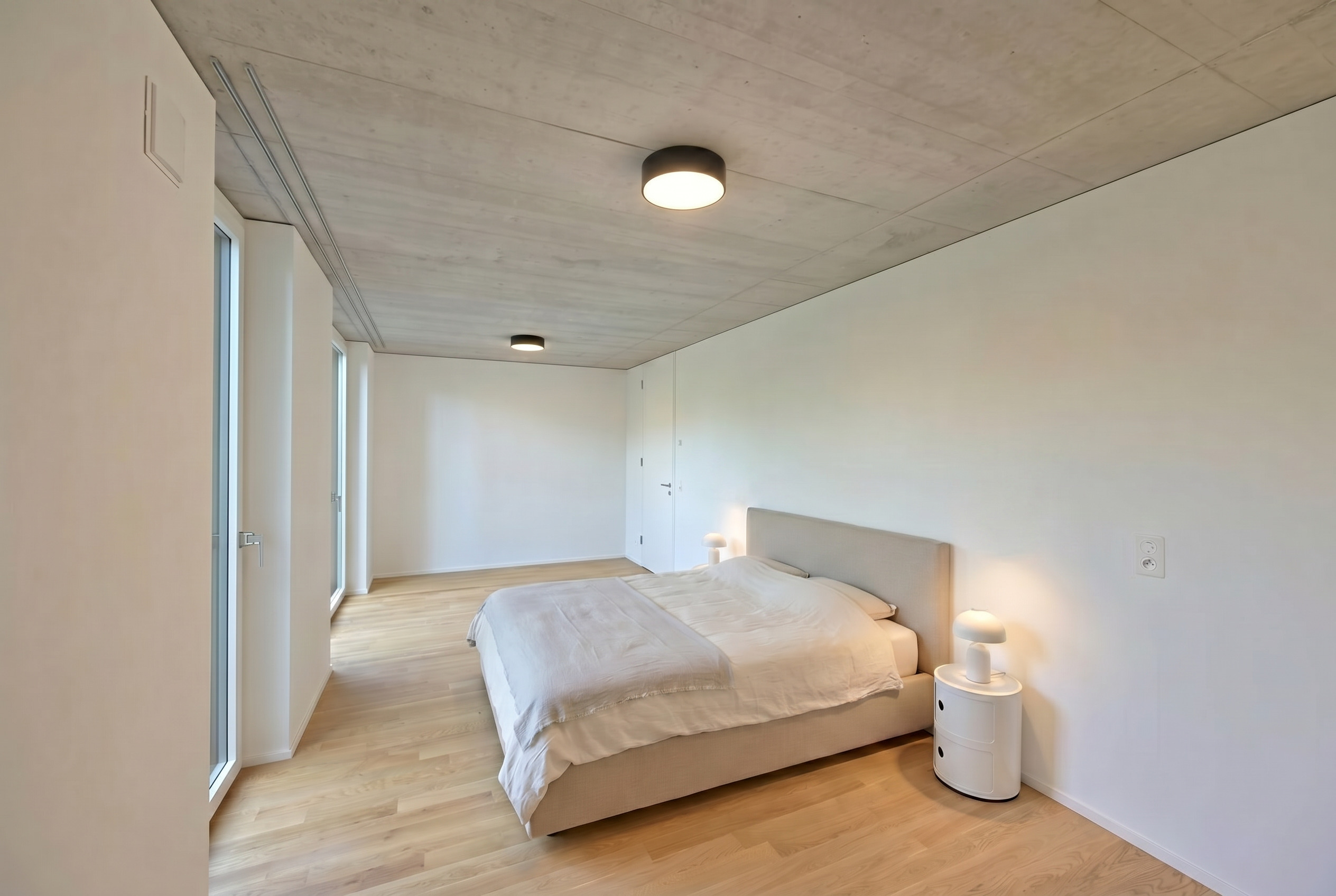 Modernes Schlafzimmer mit klarer, minimalistischer Einrichtung