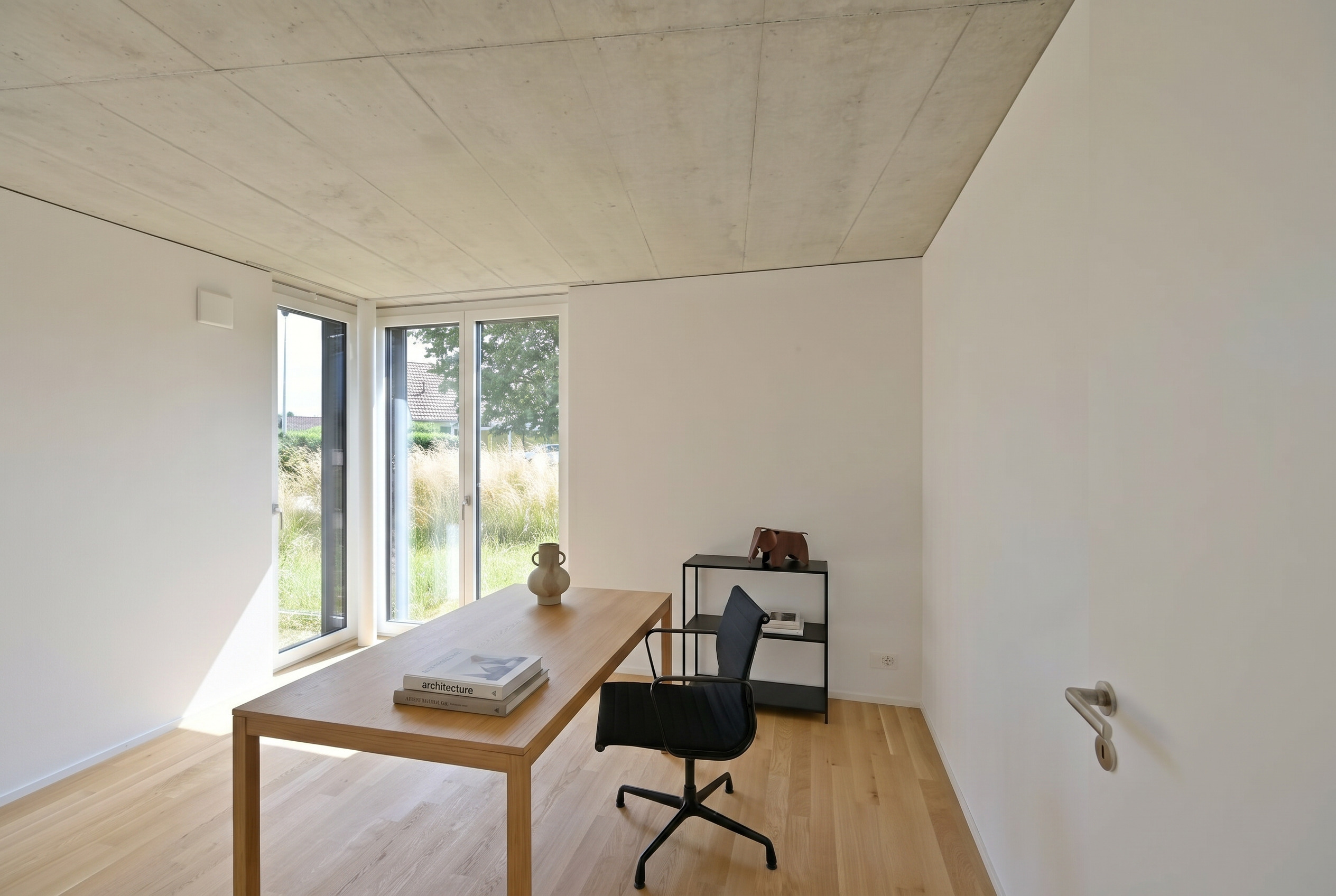 Minimalistisches Arbeitszimmer mit Tageslicht