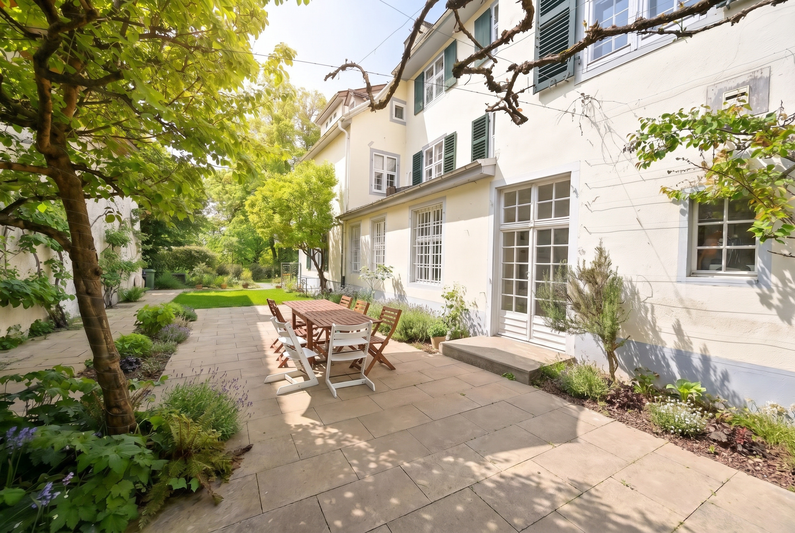 Heller Gartenhof mit Terrassenmöbeln